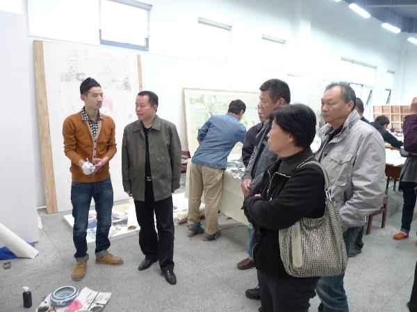 检查小组在国画系实地观看学生作品